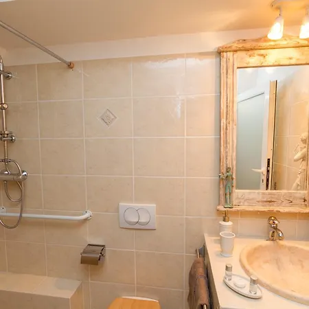 Atrium Augusta Frühstückspension Fréjus