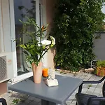 לינה וארוחת בוקר Atrium Augusta Fréjus