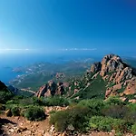 לינה וארוחת בוקר Atrium Augusta Fréjus