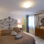 לינה וארוחת בוקר Atrium Augusta Fréjus