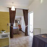 לינה וארוחת בוקר Atrium Augusta Fréjus