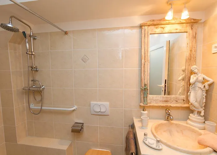 Atrium Augusta Alojamento de Acomodação e Pequeno-almoço Fréjus